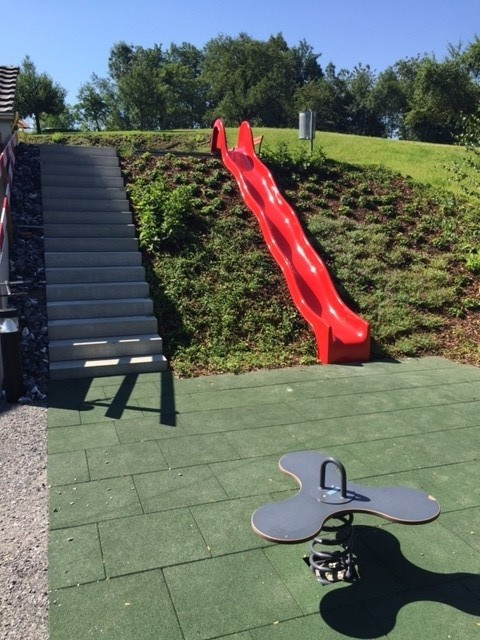 Kinderspielplatz in Obfelden, Rutsche, Rutschbahn mit Fallschutzplatten zur Spielplatz Sicherheit